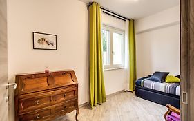 Golden Lemon - Modern House In Countryside